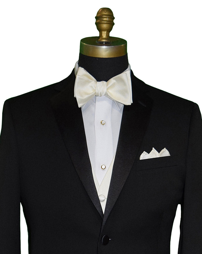 close-up mannequin wearing a black tuxedo with ivory vest and bowtie and a white tuxedo shirt with pearl studs and cufflinks by San Miguel Especial