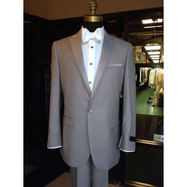 LIGHT GRAY MODERN FIT PEAK LAPEL TUXEDO ENSEMBLE